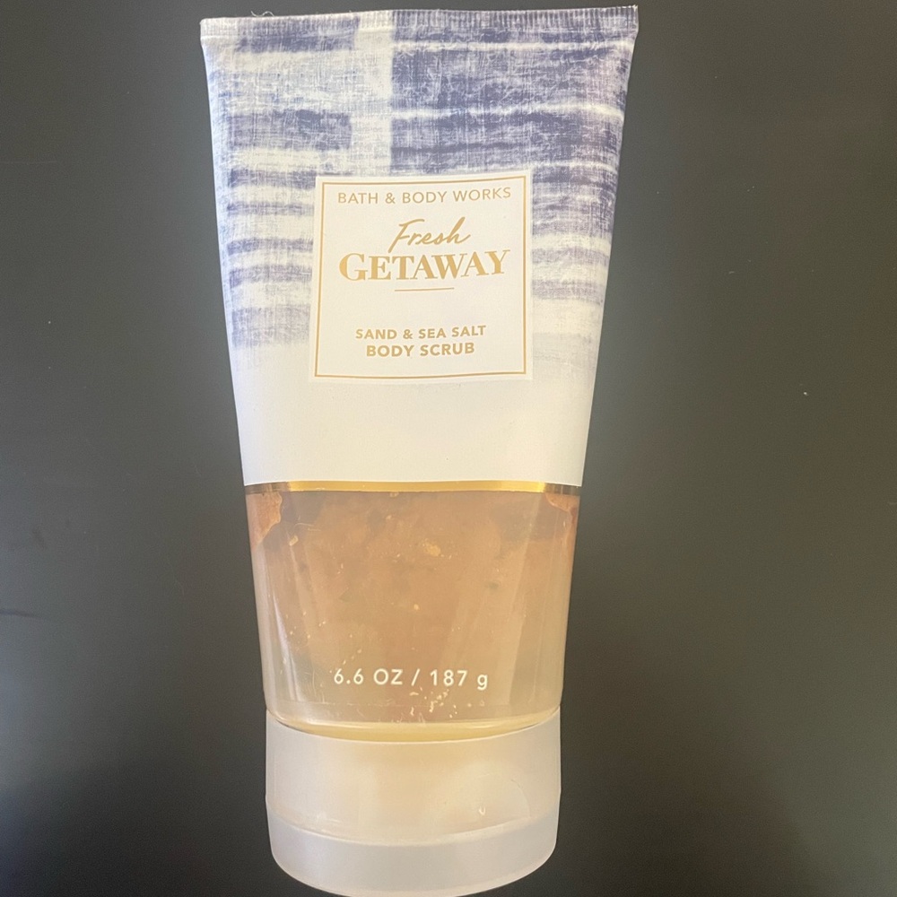 Bath & Body Works Fresh Getaway Body Scrub - Blue and Gold